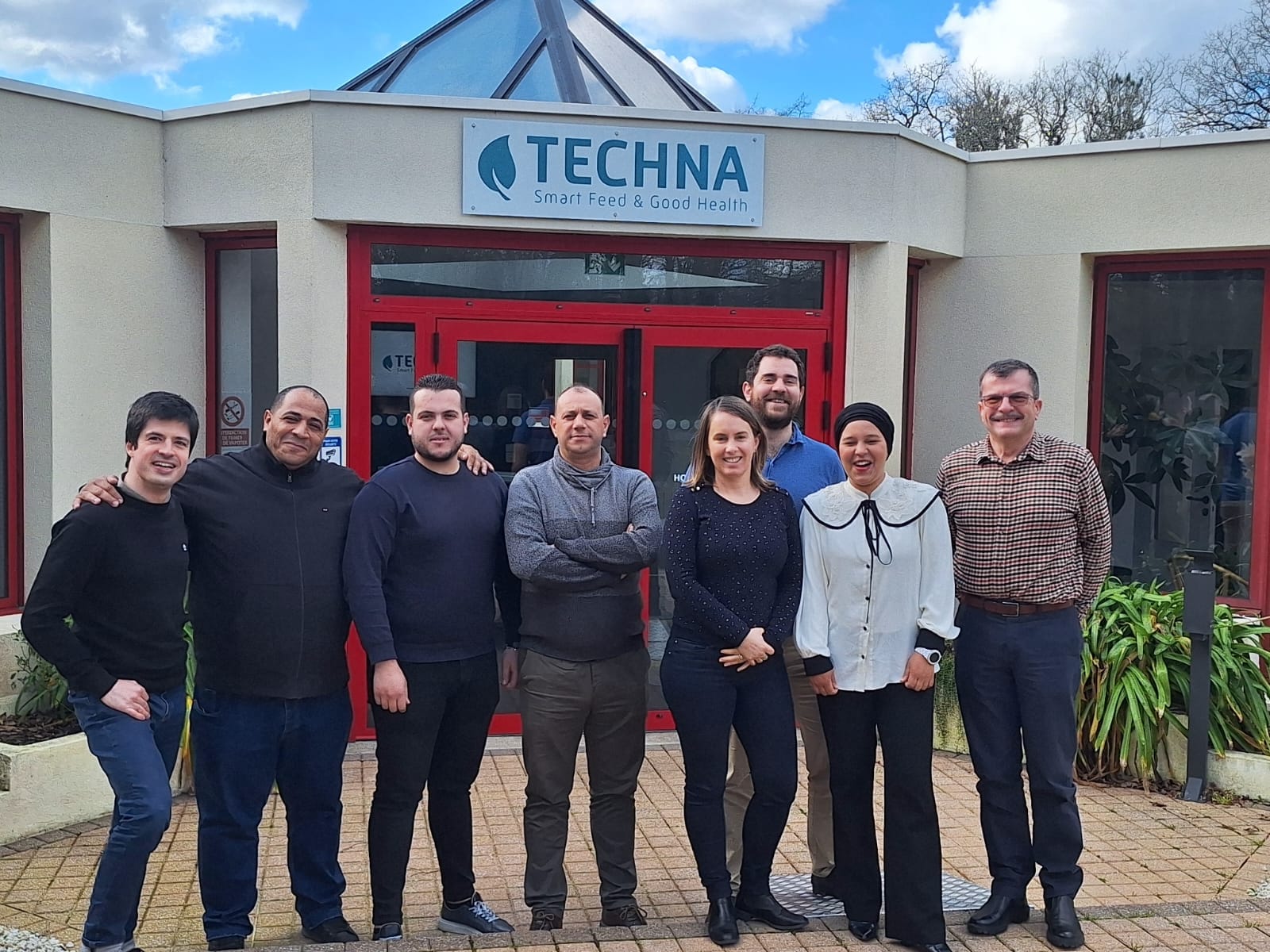L'équipe VOLAGRO devant les locaux de TECHNA, partenaire en nutrition et zootechnie depuis 2018.