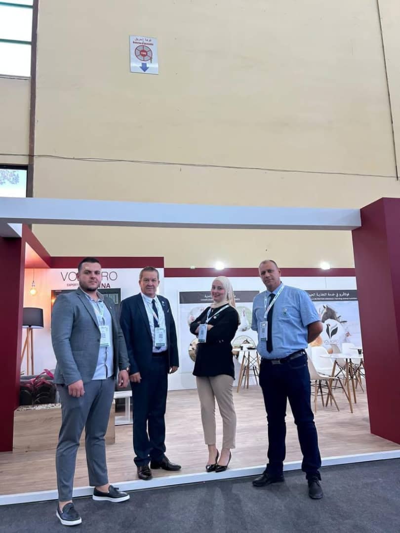 Stand de présentation avec trois membres de l’équipe commerciale et technique.
