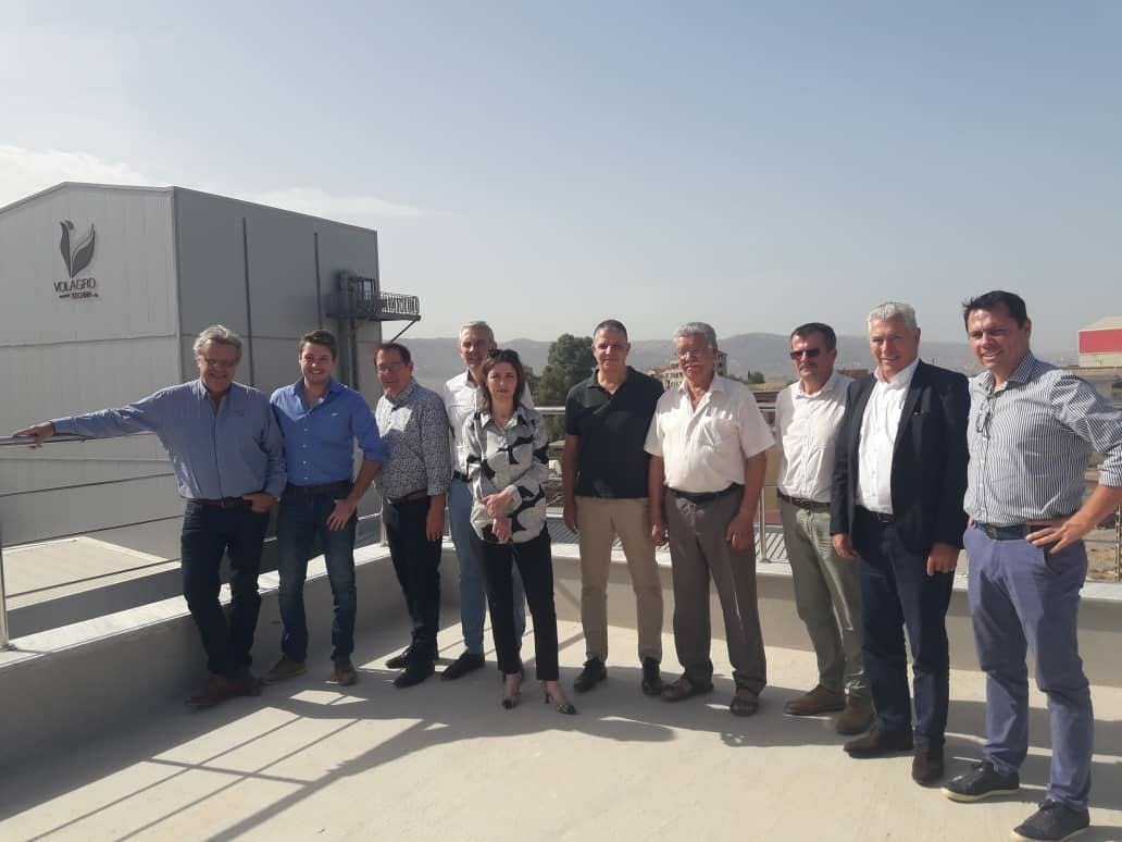 Visite technique sur site : les participants posent devant les installations.
