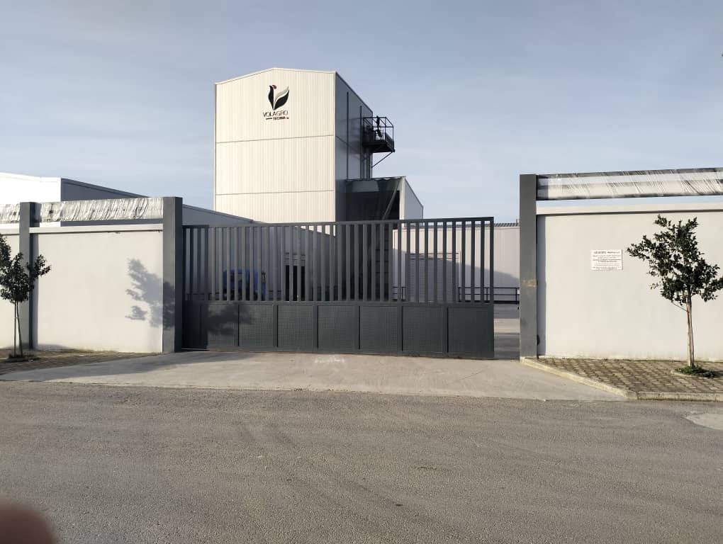 Vue des installations industrielles depuis l'entrée du site.